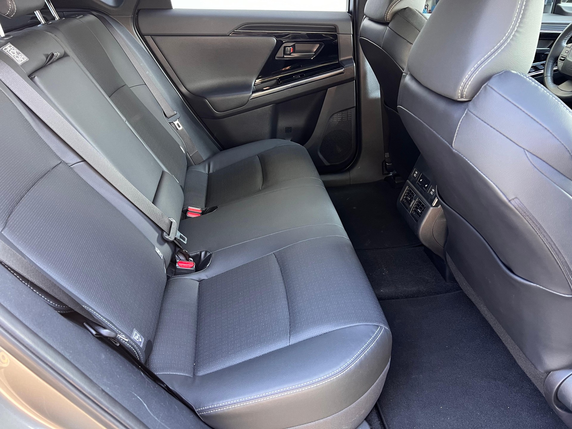 TOYOTA bZ4X Premium AWD-image-11