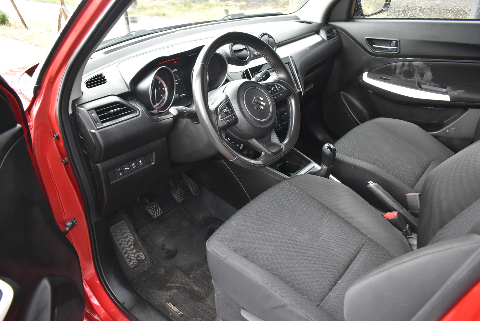 SUZUKI Swift 1.2 Compact + 4x4 Hybrid-image-2