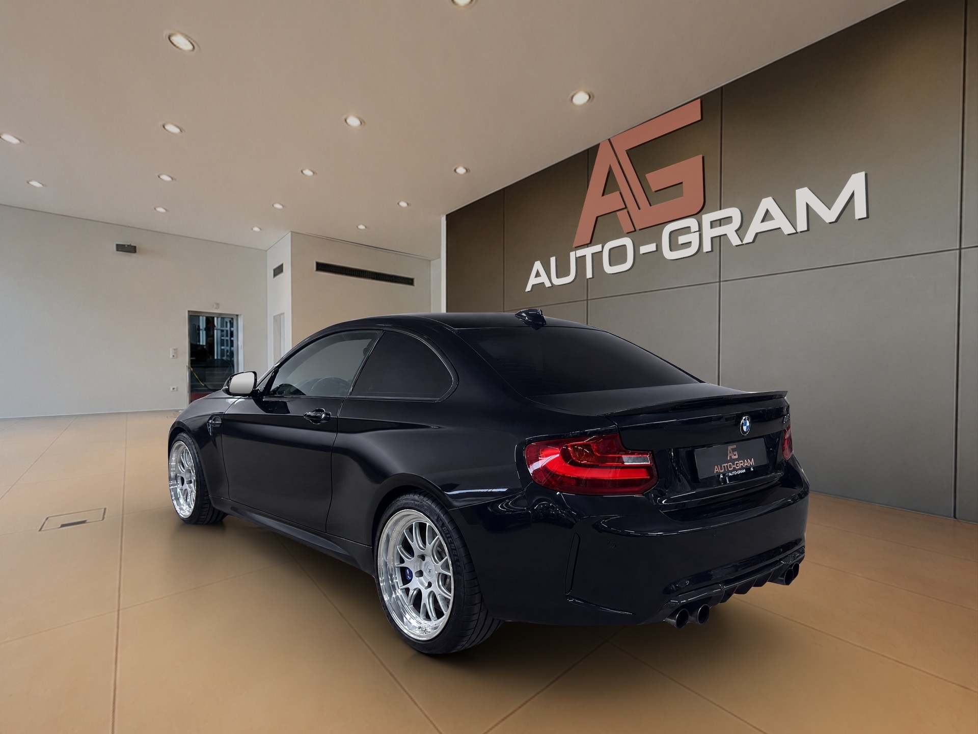 BMW M2 Drivelogic-showroom-element-2