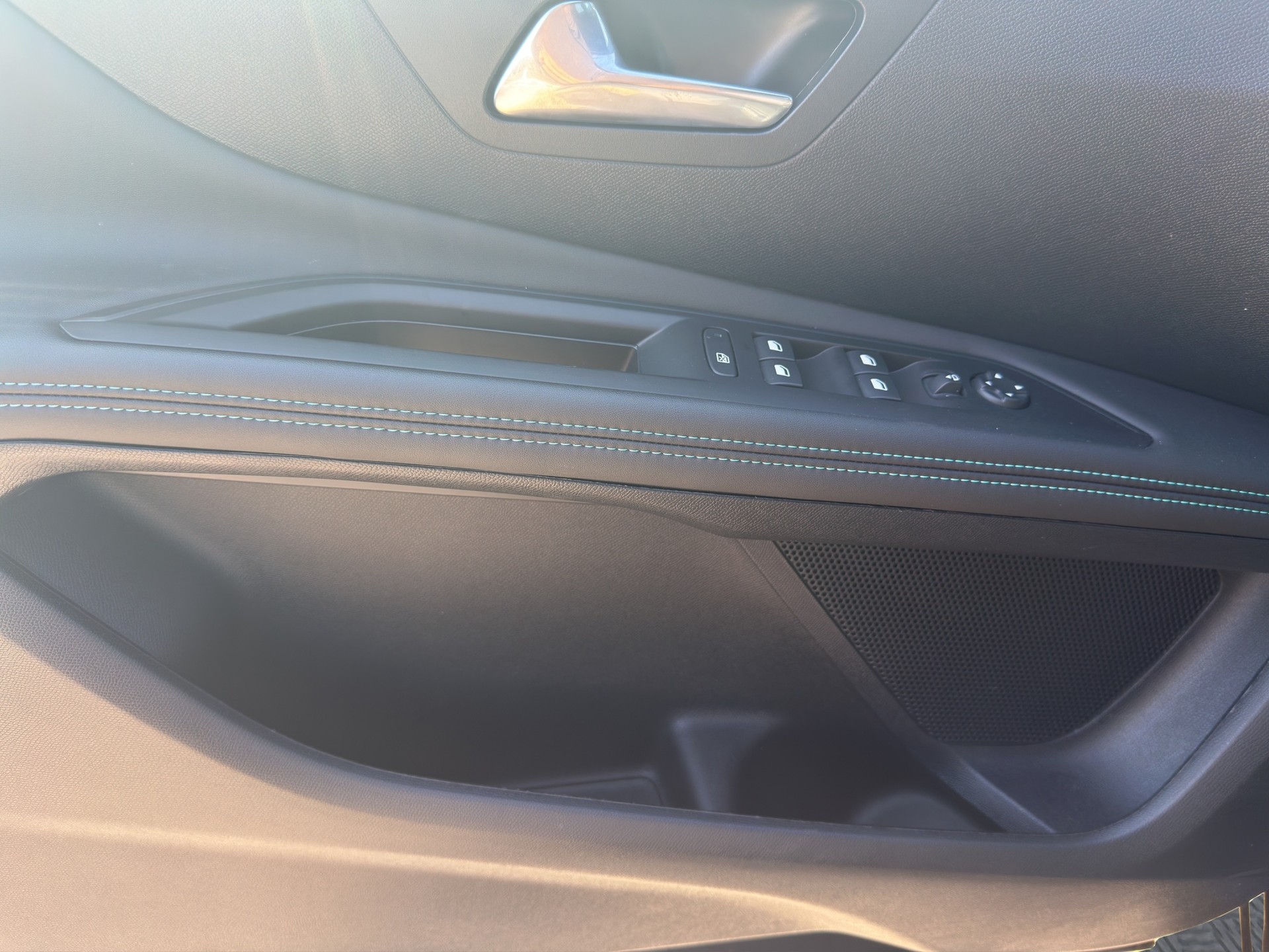 PEUGEOT 3008 1.2 PureTech Allure Pack EAT8-image-9