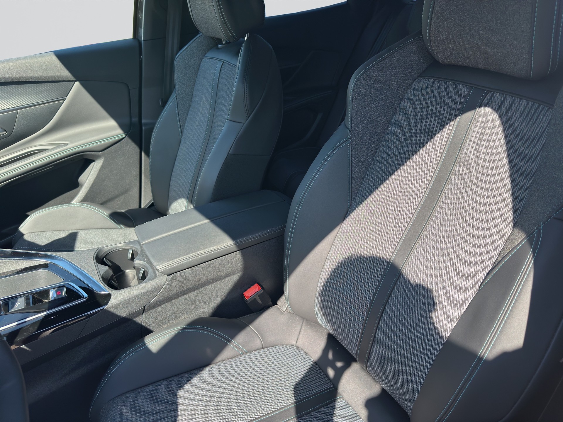 PEUGEOT 3008 1.2 PureTech Allure Pack EAT8-image-6