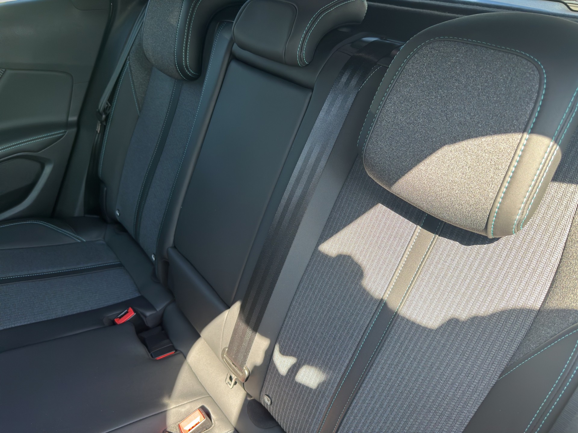 PEUGEOT 3008 1.2 PureTech Allure Pack EAT8-image-8