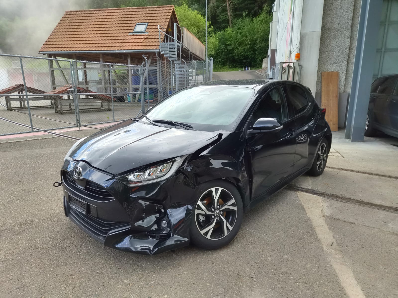 TOYOTA Yaris 1.5 Trend e-CVT-showroom-element-1