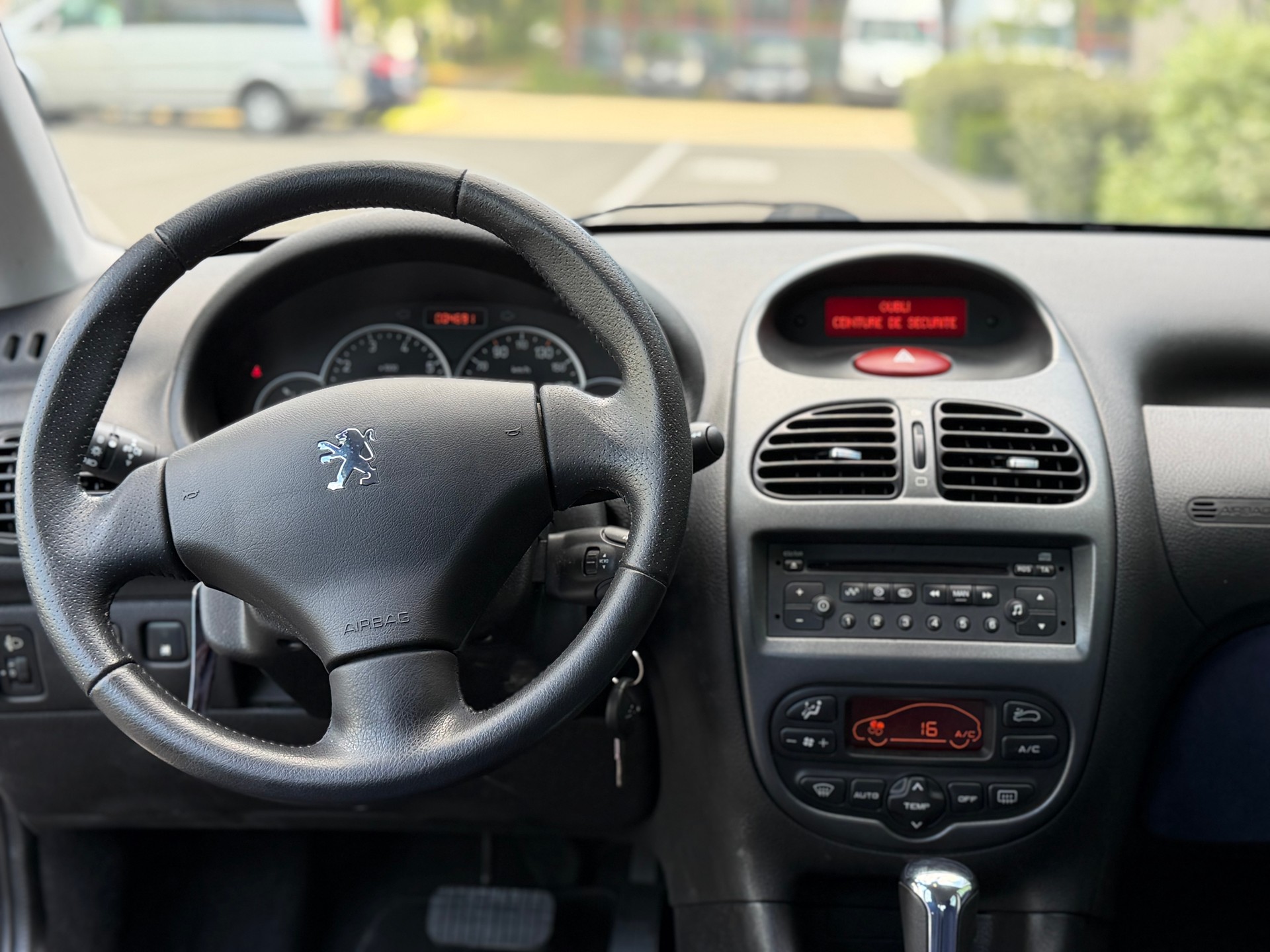 PEUGEOT 206 1.6 16V (XT) Premium-image-8