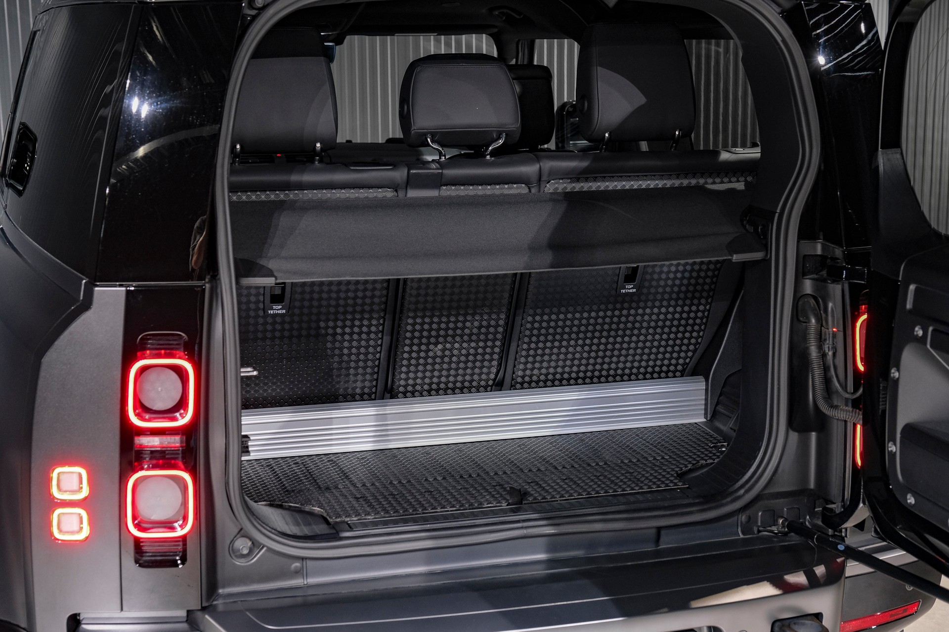 LAND ROVER Defender 90 V8 5.0 Carpathian Edition AT8-image-25