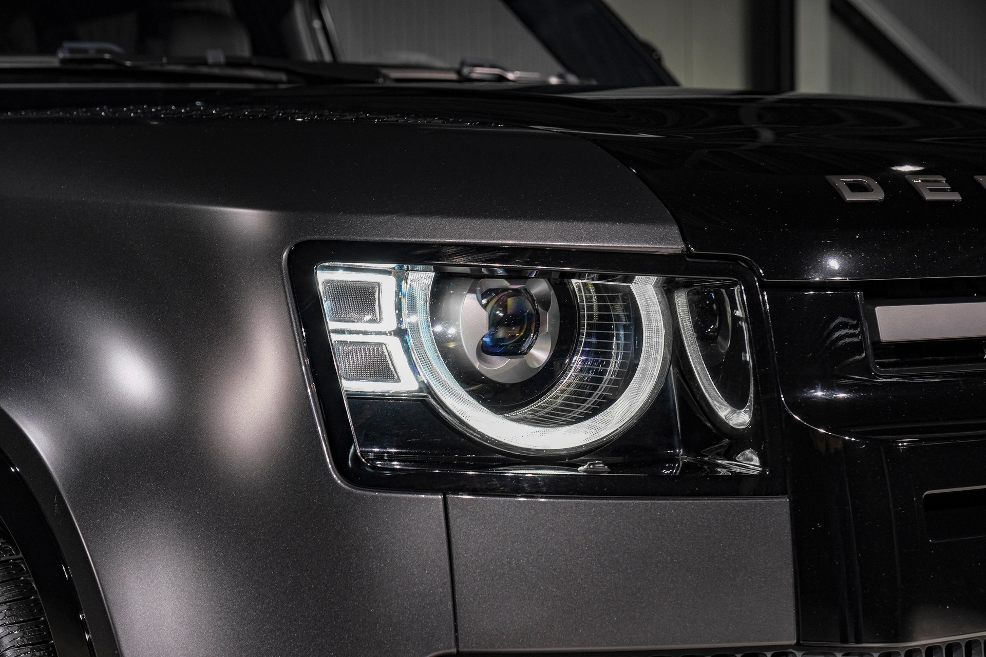 LAND ROVER Defender 90 V8 5.0 Carpathian Edition AT8-image-27