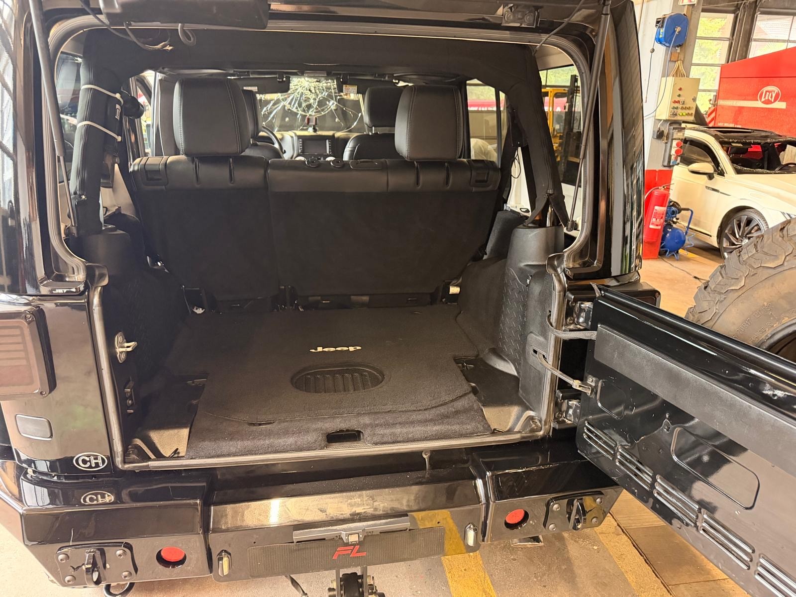 JEEP Wrangler 2.8CRD Unlimited-image-9