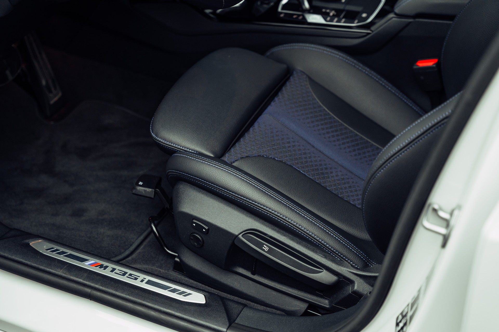 BMW M135i xDrive Steptronic-image-13