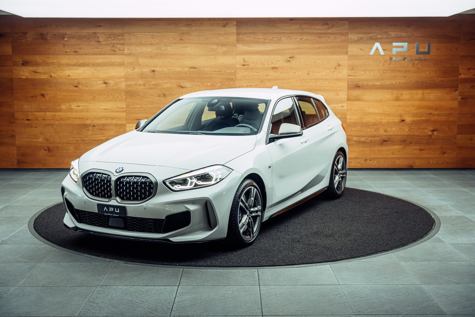 BMW M135i xDrive Steptronic-image-3