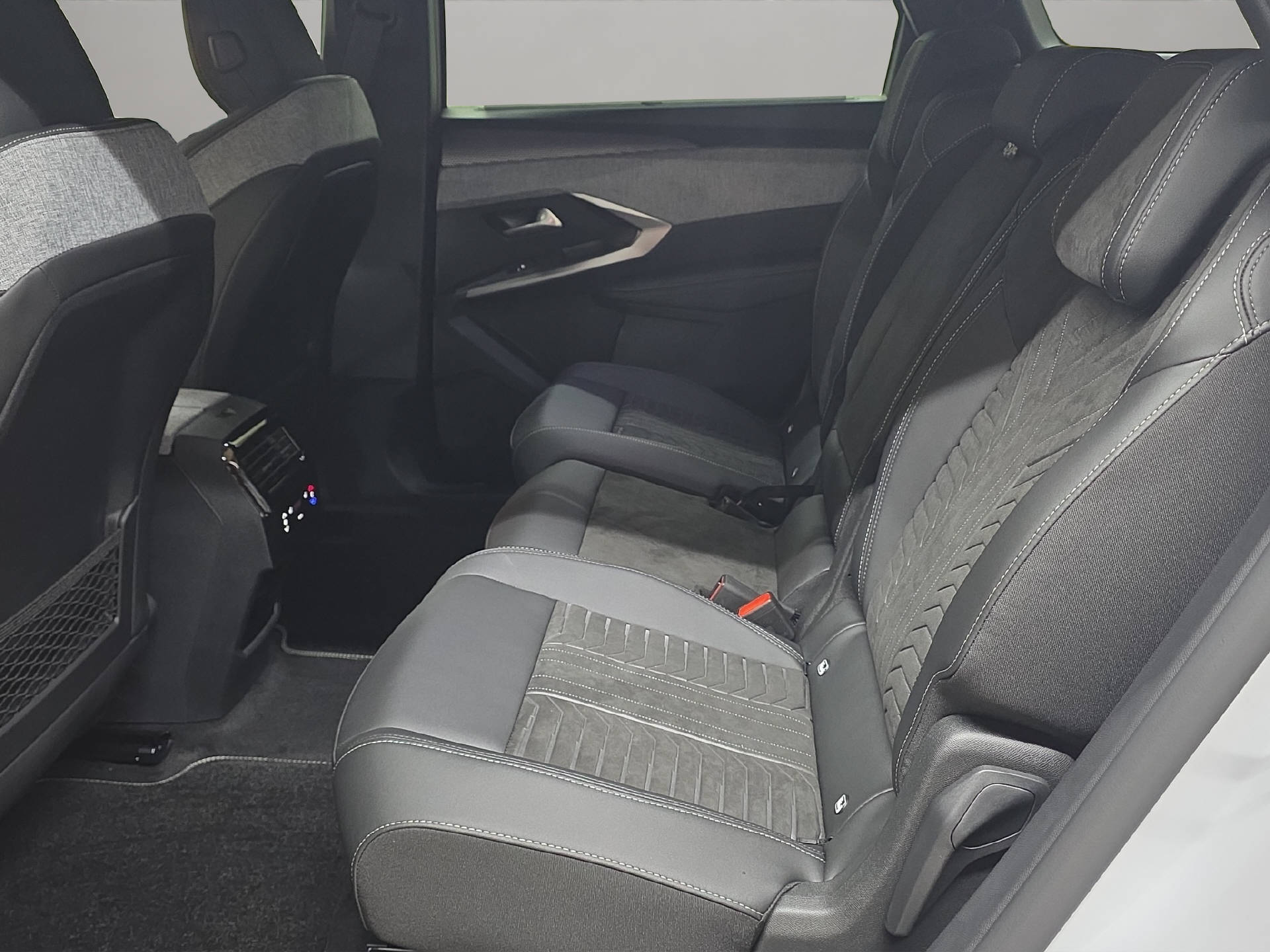 PEUGEOT 5008 1.6 PHEV 225 GT Exclusive-image-10