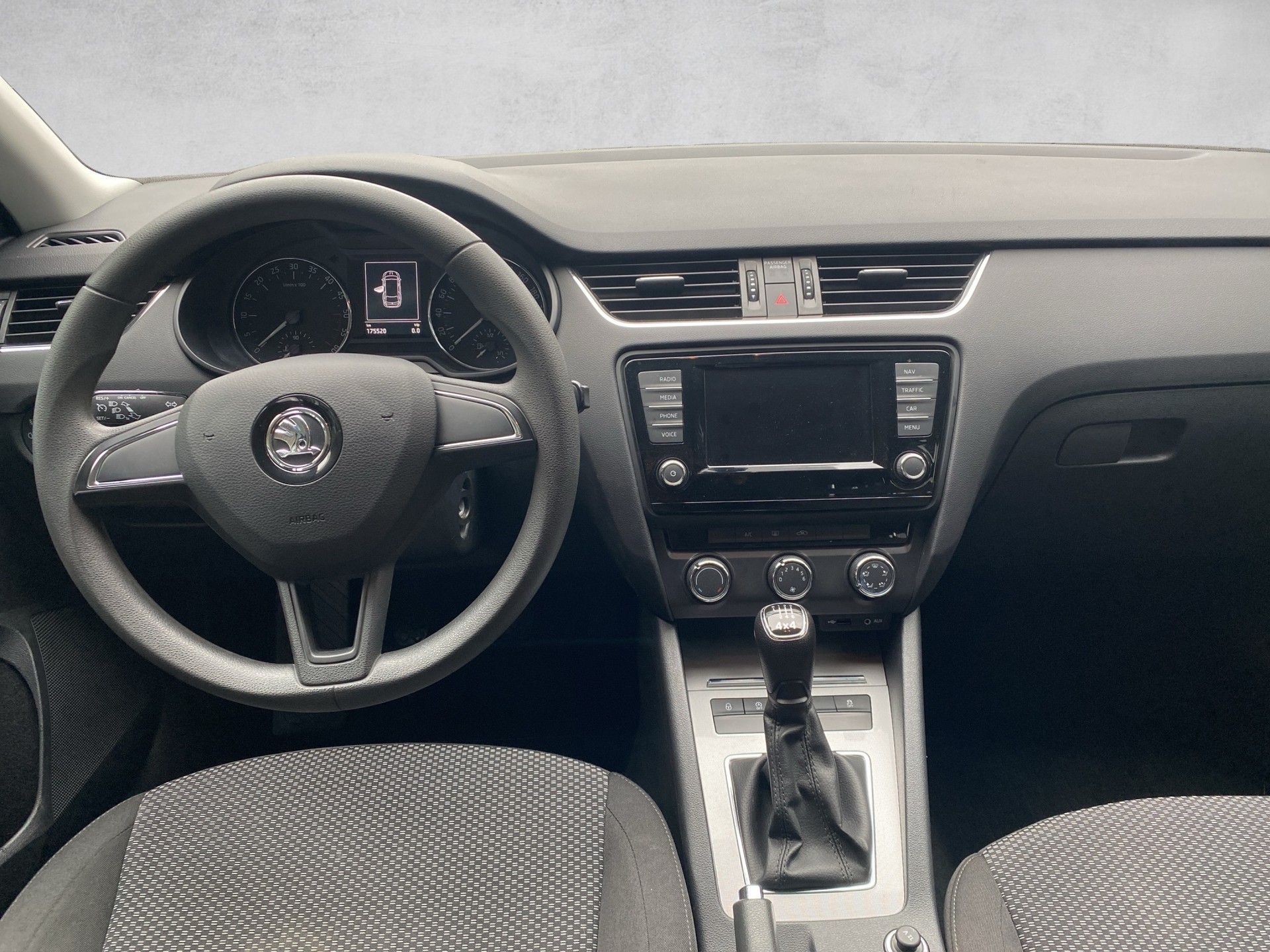 SKODA Octavia Combi 1.6 TDI Ambition 4x4-image-8