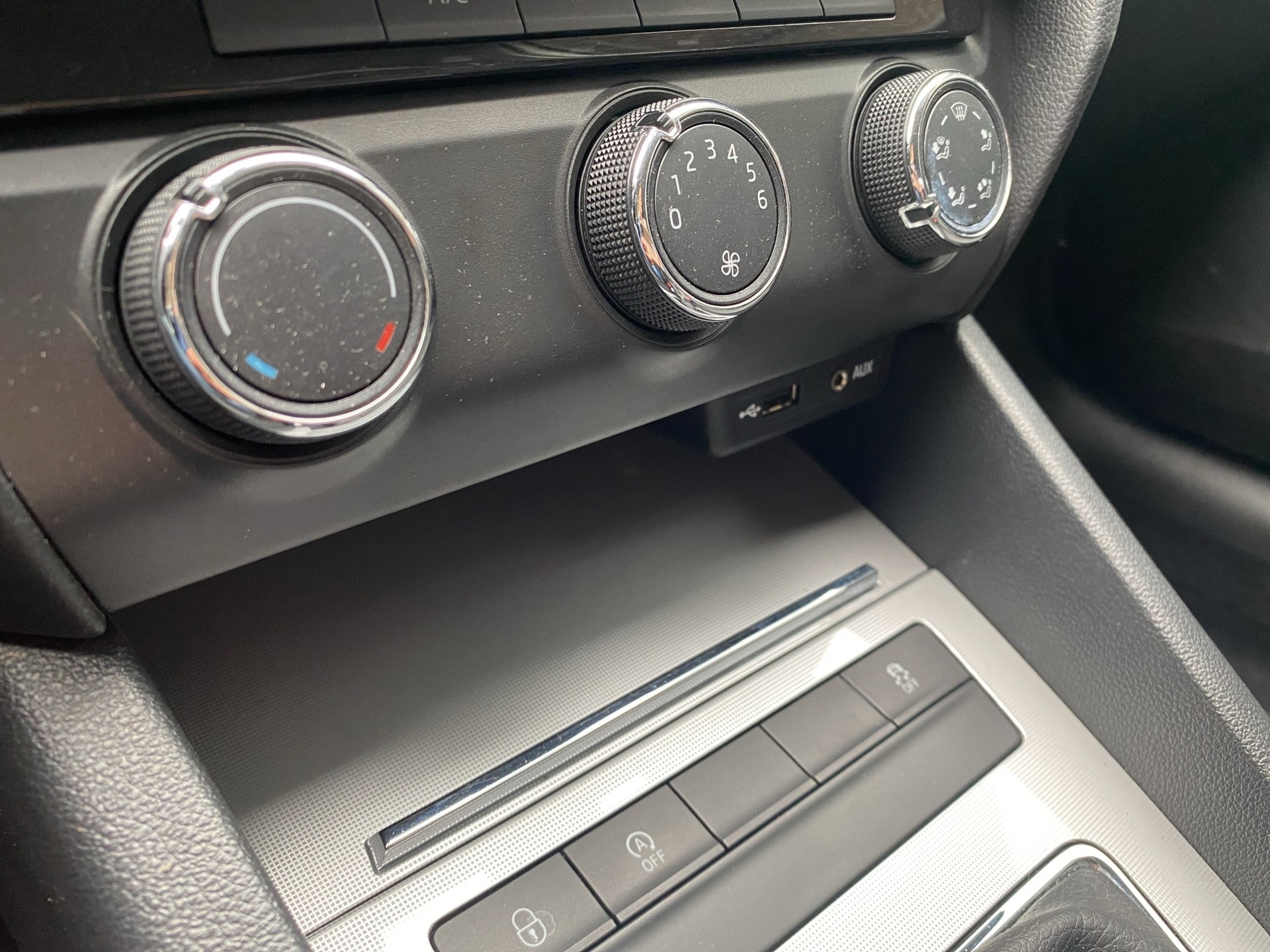 SKODA Octavia Combi 1.6 TDI Ambition 4x4-image-10