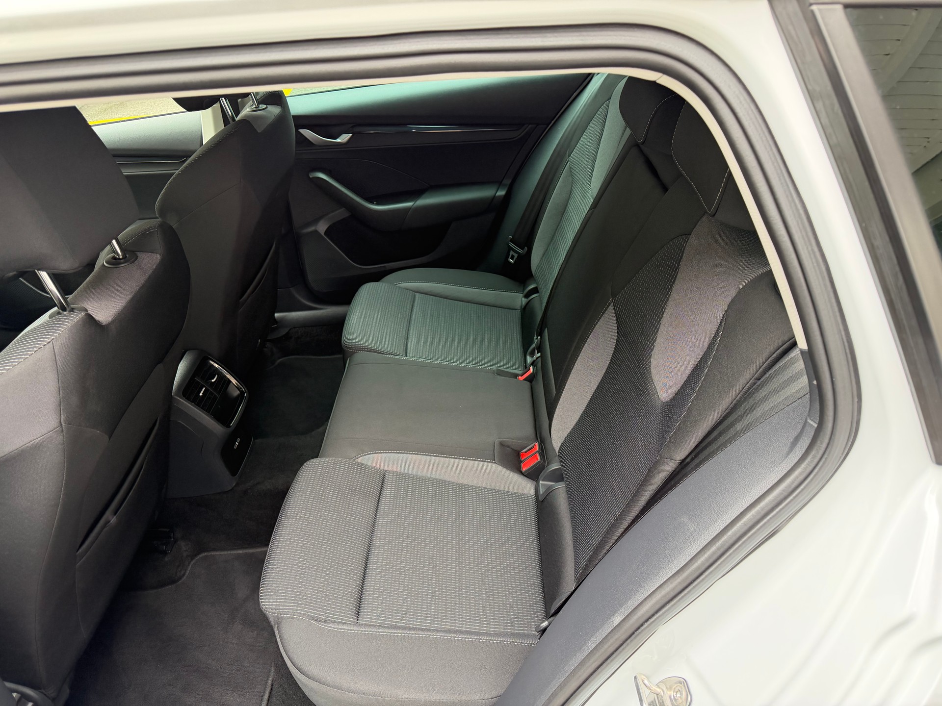 SKODA Octavia Combi 1.5 TSI mHEV DSG Selection-image-6