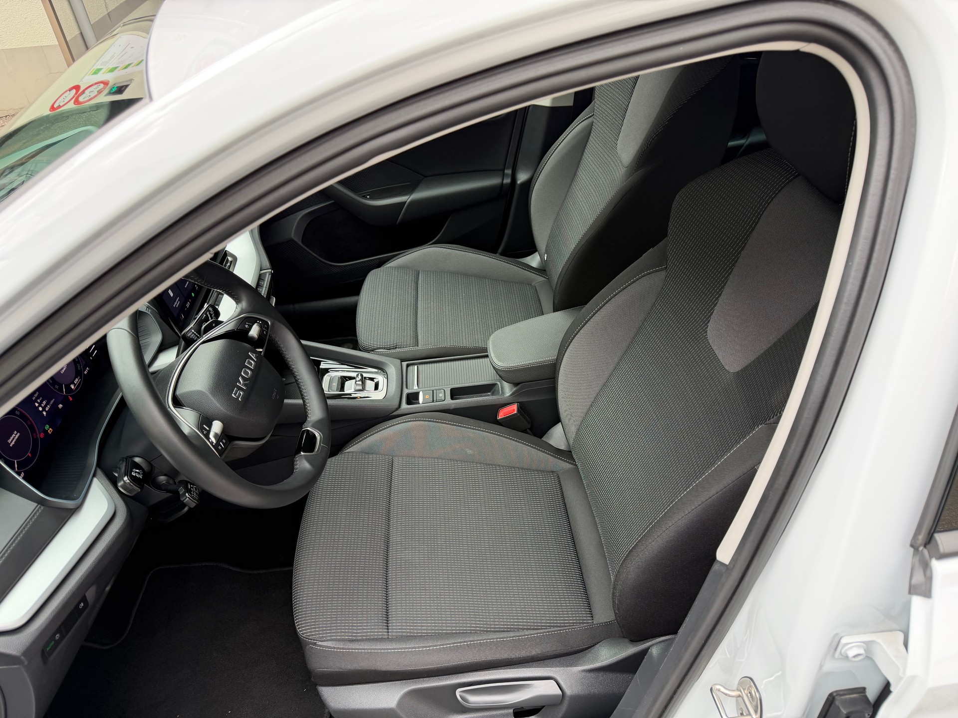 SKODA Octavia Combi 1.5 TSI mHEV DSG Selection-image-8