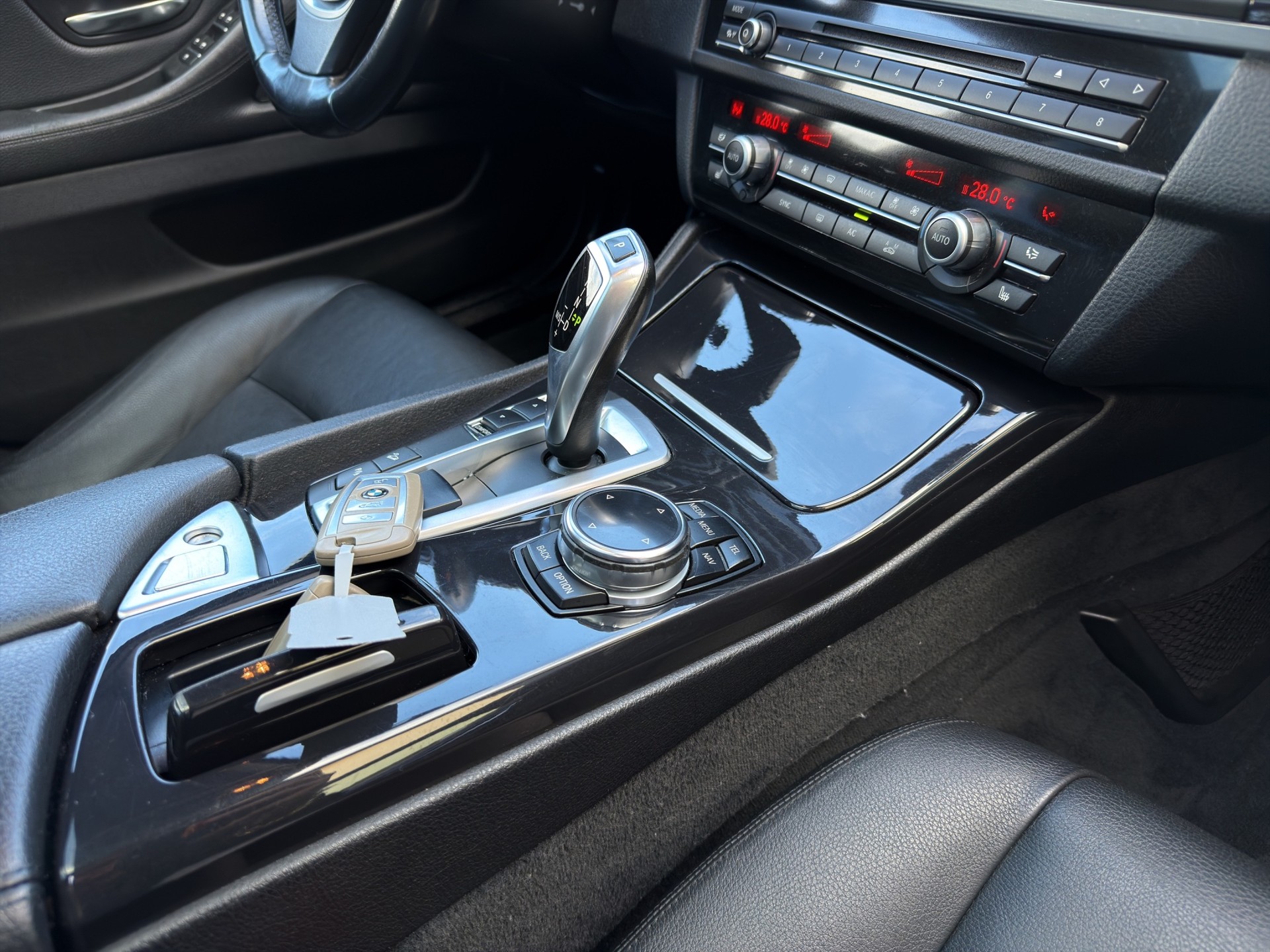 BMW 530d Touring xDrive Modern Line Steptronic-image-16