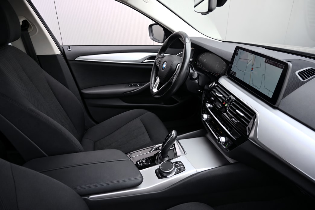 BMW 520d 48V Touring Steptronic-image-6