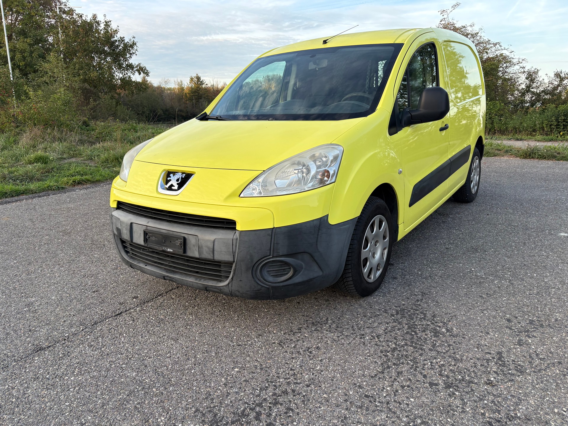 PEUGEOT Partner 1.6i Urban-image-0