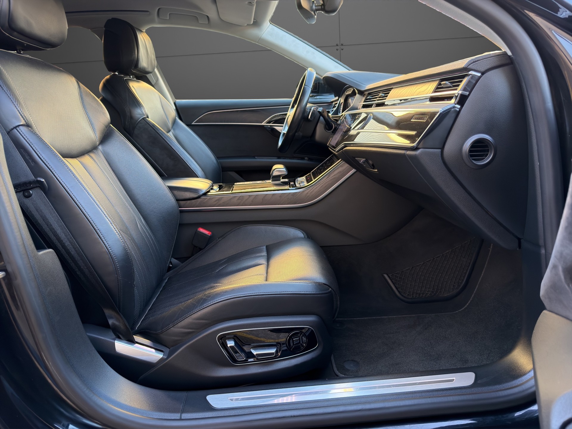 AUDI A8 50 TDI 286PS quattro tiptronic Frisch MFK-image-17