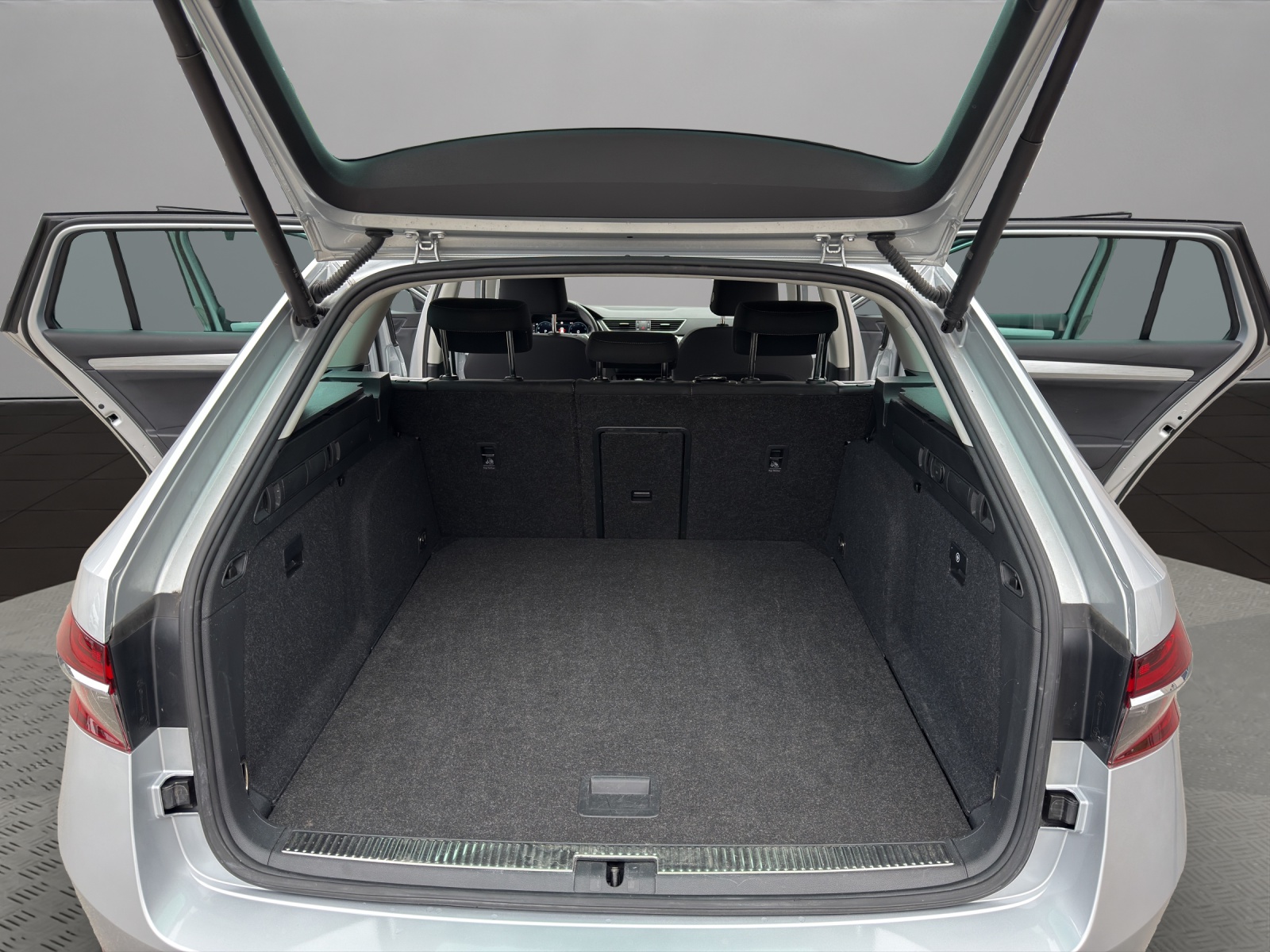 SKODA Superb Combi 2.0 TDi Ambition 4x4 DSG-image-18