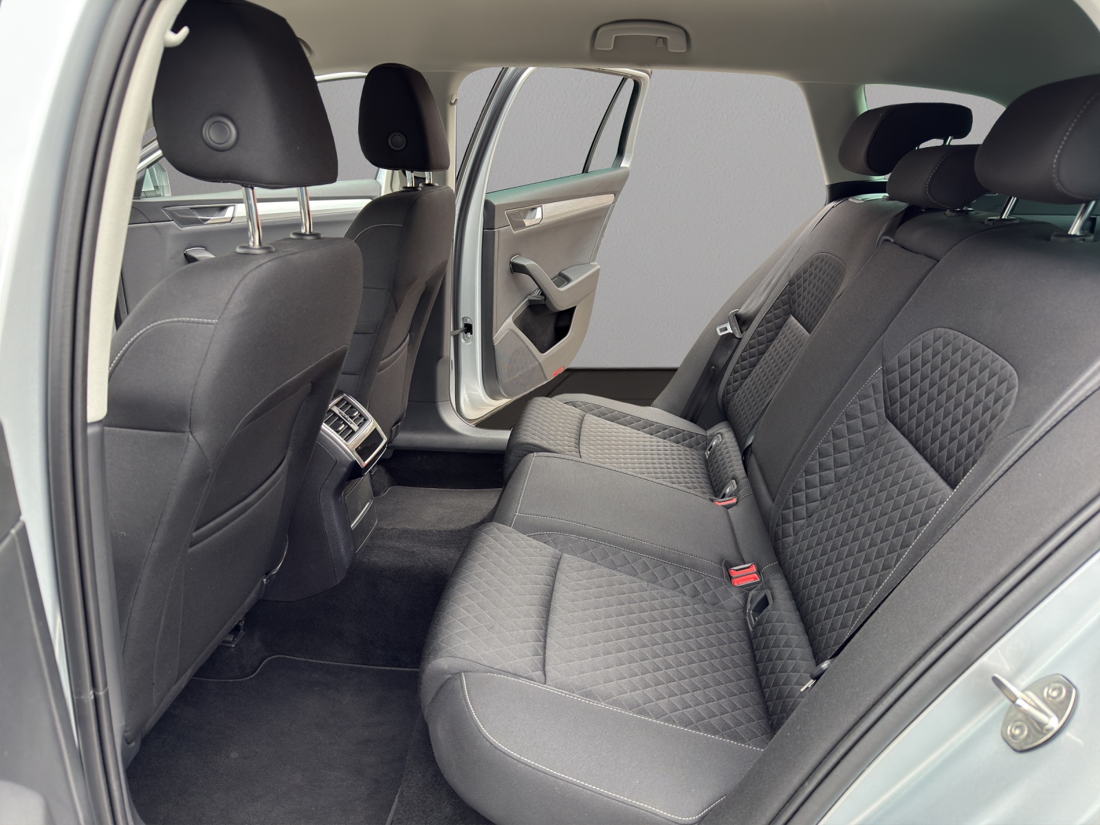 SKODA Superb Combi 2.0 TDi Ambition 4x4 DSG-image-12