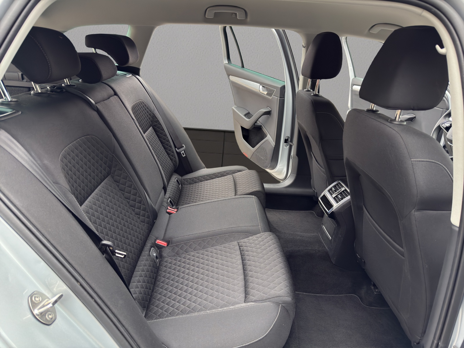 SKODA Superb Combi 2.0 TDi Ambition 4x4 DSG-image-17