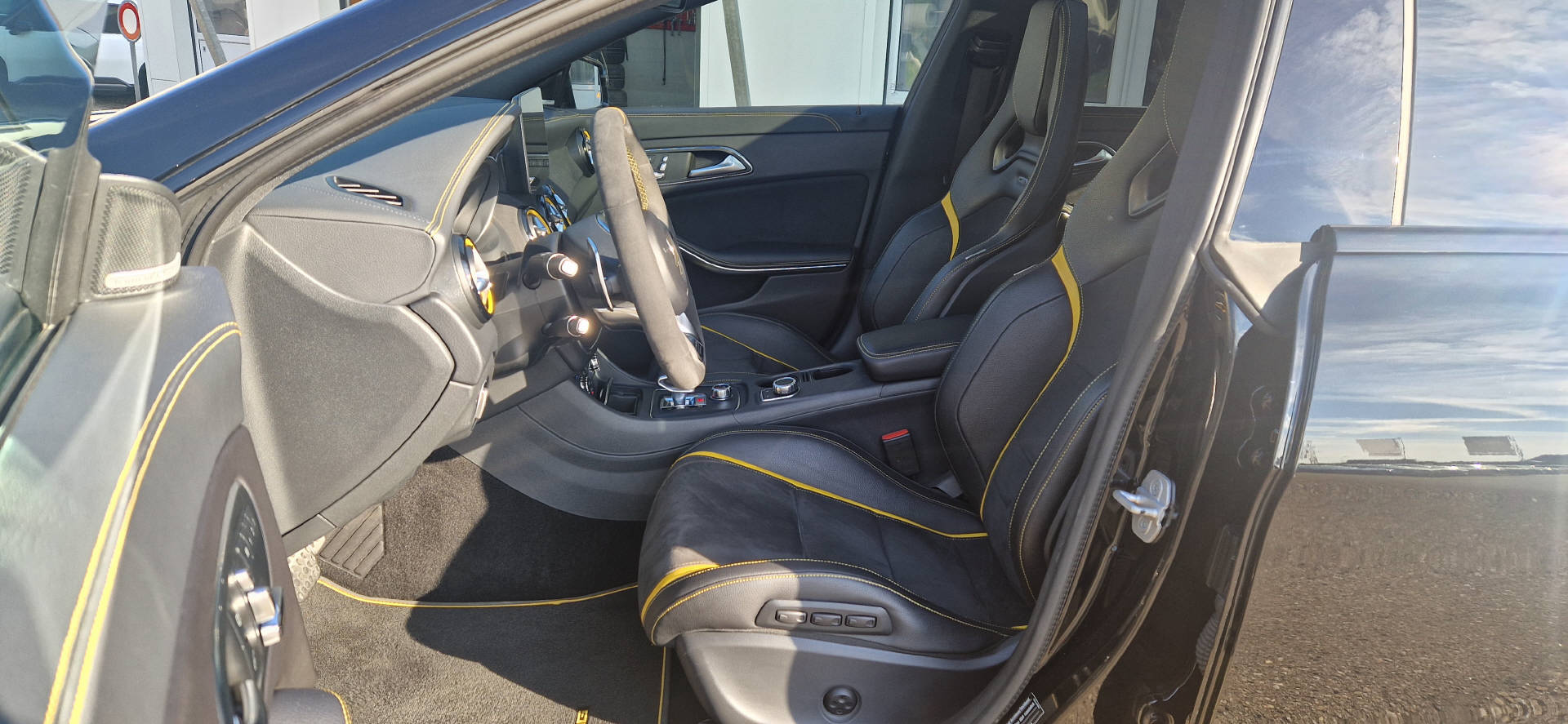 MERCEDES-BENZ CLA 45 AMG *Yellow Night Edition* 4m-image-3