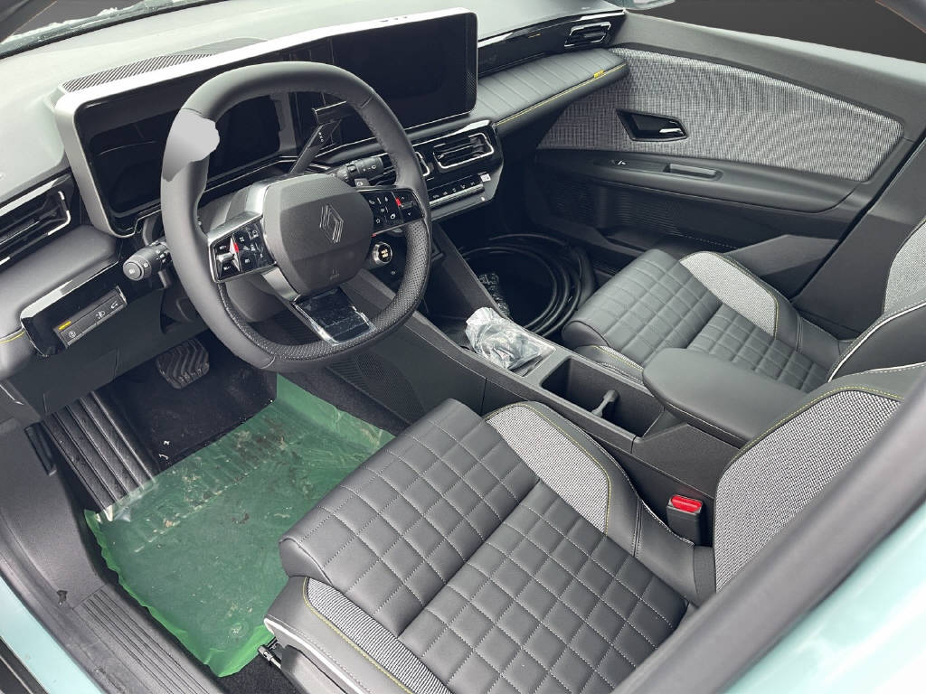 RENAULT R4 E-Tech Comfort Range iconic-image-8