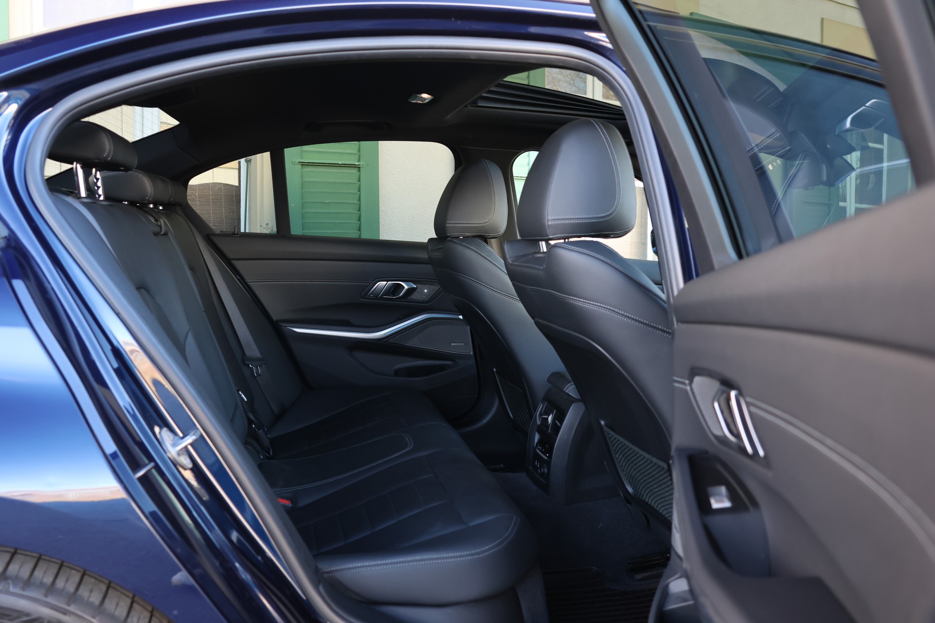 BMW 330e Steptronic M Sport (CH)-image-10