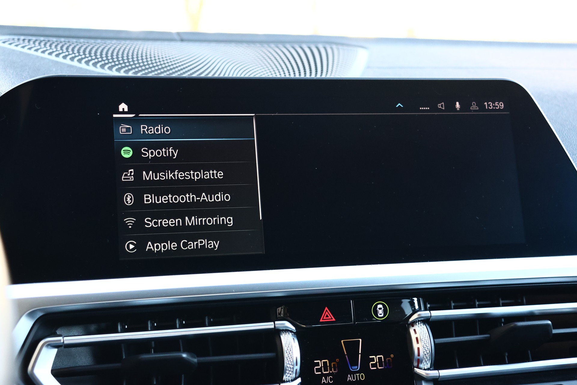 BMW 330e Steptronic M Sport (CH)-image-13