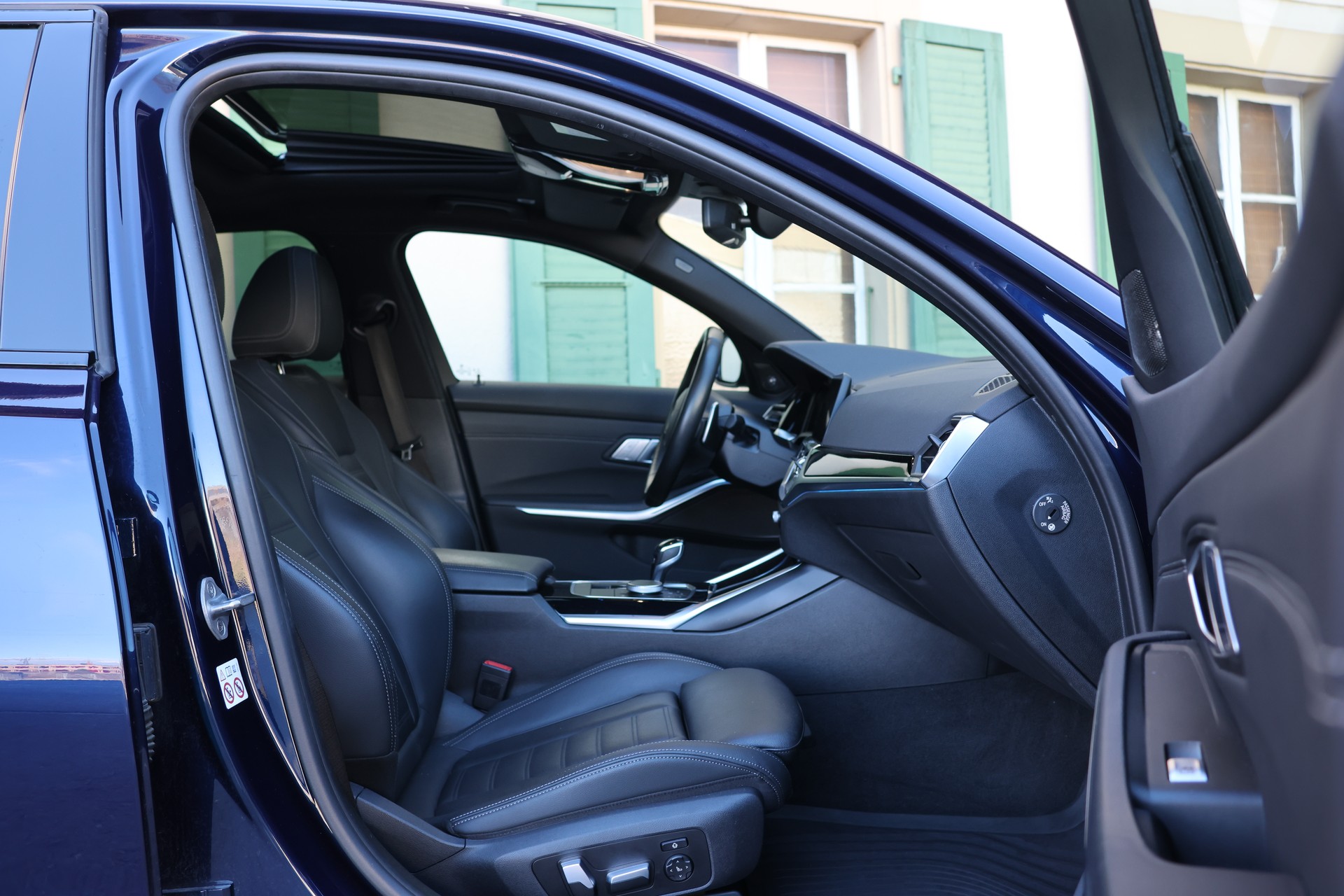 BMW 330e Steptronic M Sport (CH)-image-8
