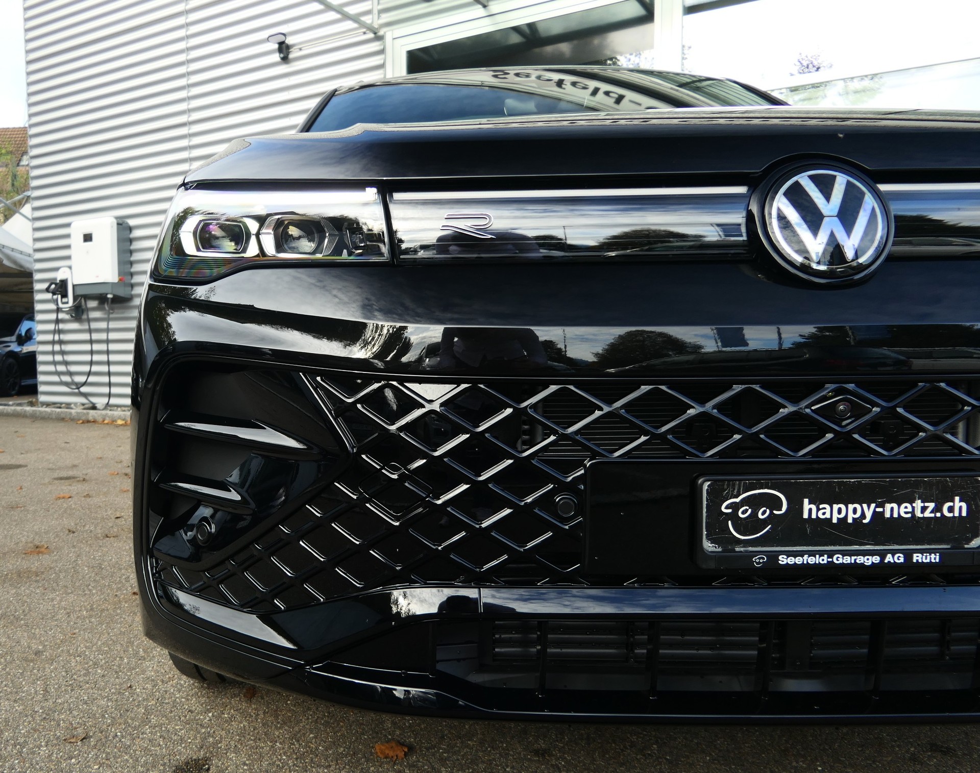 VW Tiguan 2.0 TSI DSG R-Line 4Motion-image-2