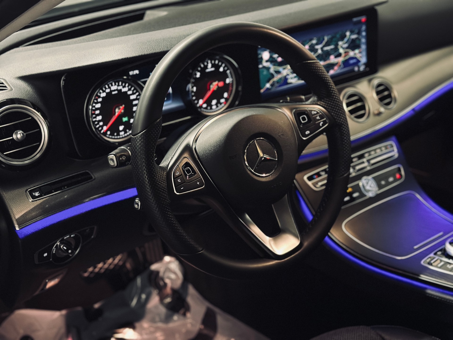 MERCEDES-BENZ E 220 d Avantgarde 4Matic-image-9