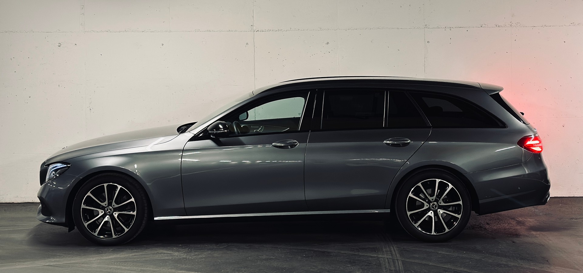 MERCEDES-BENZ E 220 d Avantgarde 4Matic-image-4
