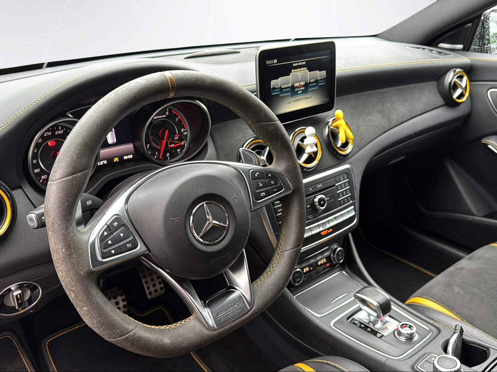 MERCEDES-BENZ CLA Shooting Brake 45 AMG Yellow Night Edition 4Matic Speed.-image-3