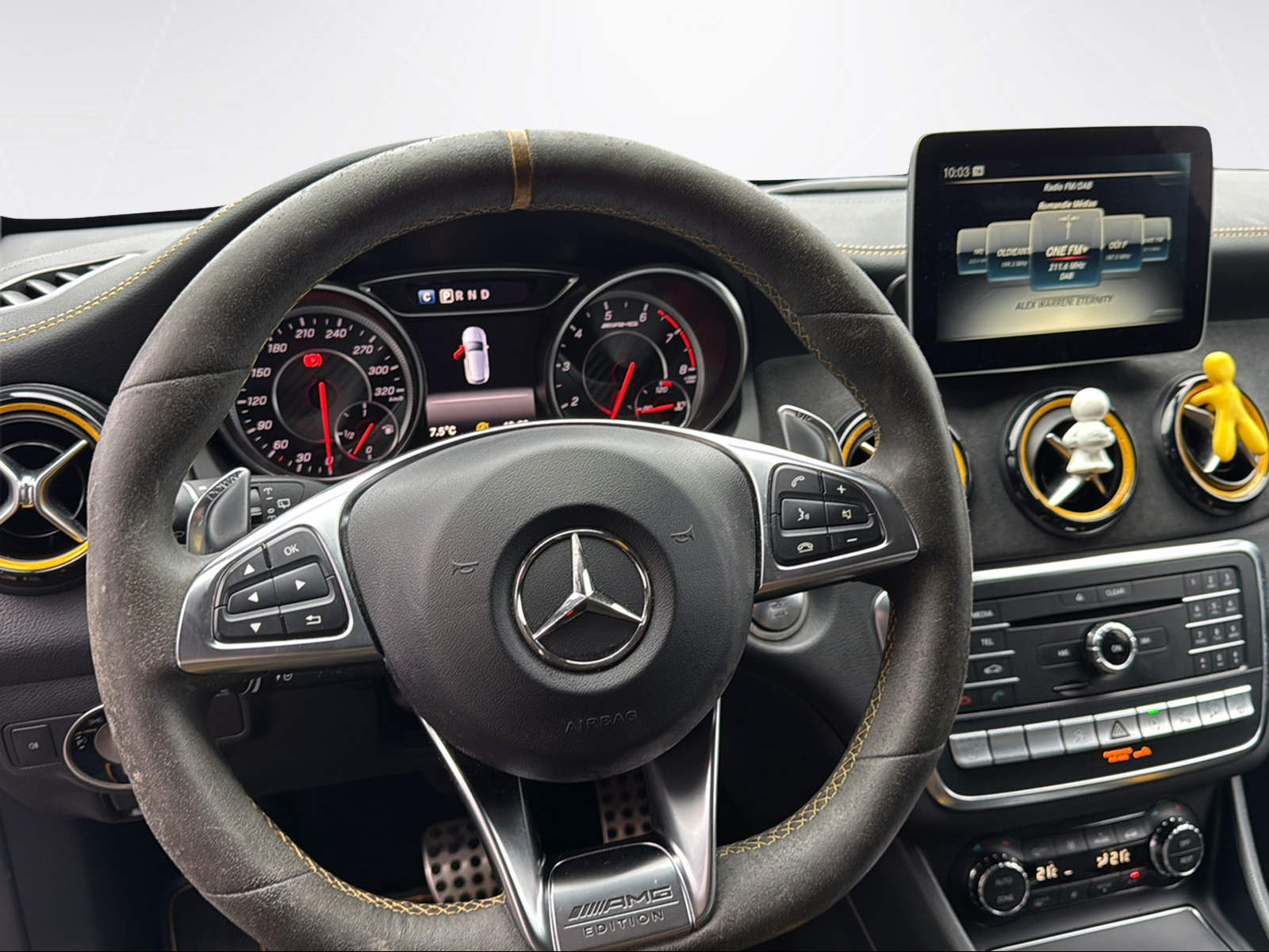 MERCEDES-BENZ CLA Shooting Brake 45 AMG Yellow Night Edition 4Matic Speed.-image-4