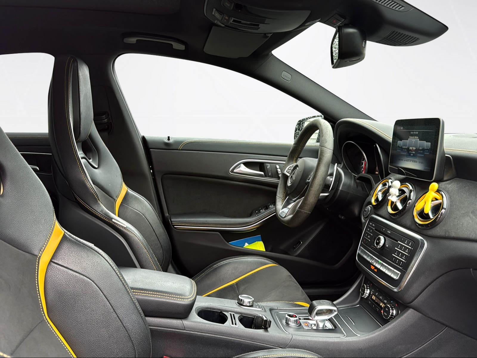 MERCEDES-BENZ CLA Shooting Brake 45 AMG Yellow Night Edition 4Matic Speed.-image-8