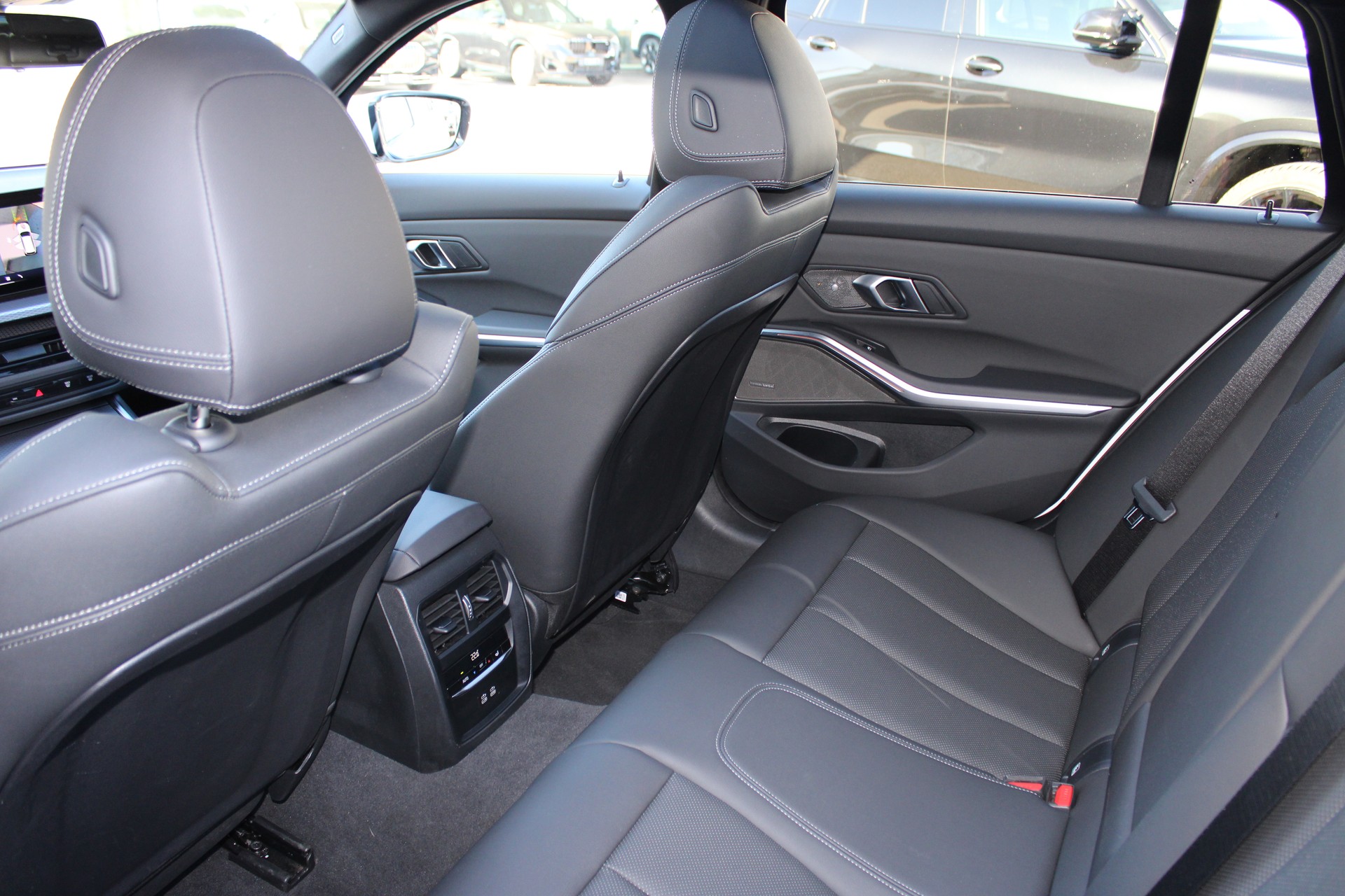 BMW 320d xDrive Touring M Sport-image-14