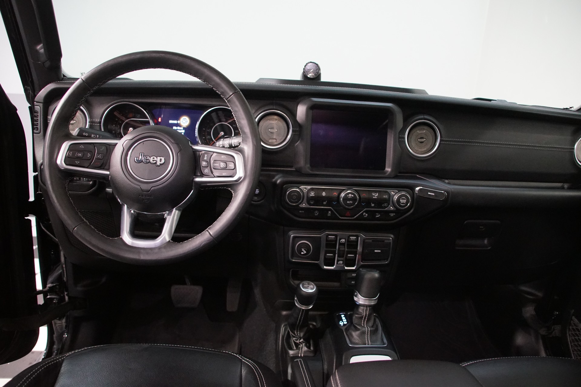JEEP Wrangler 2.0 Unlimited Sahara Overland *swiss* Automatic-image-14
