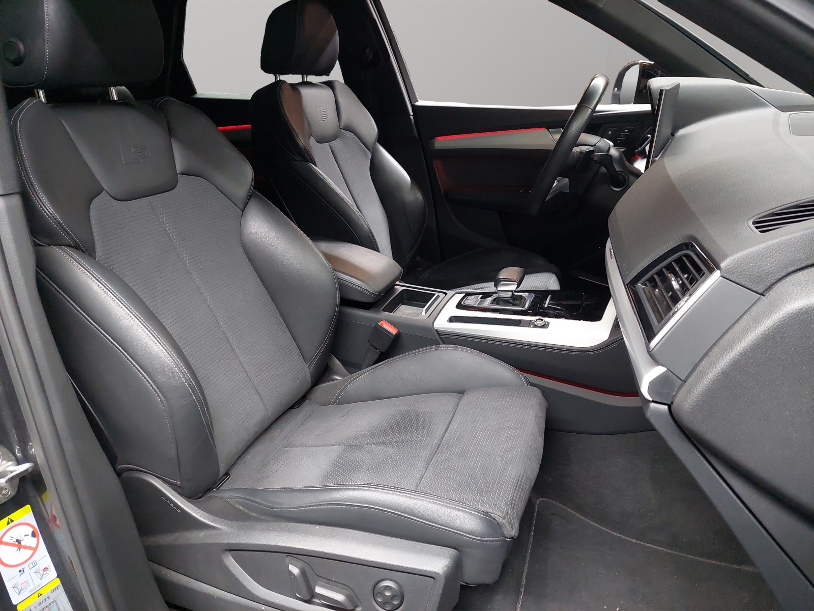 AUDI Q5 40 TDI Black Edition quattro S-tronic-image-8