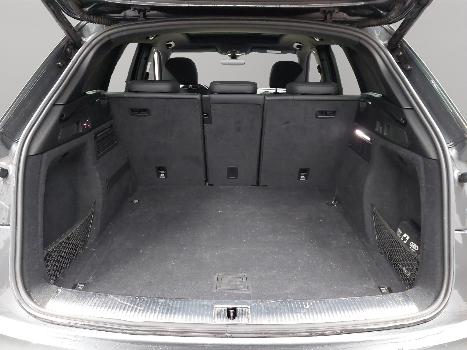 AUDI Q5 40 TDI Black Edition quattro S-tronic-image-10