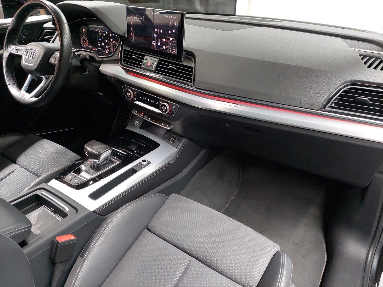 AUDI Q5 40 TDI Black Edition quattro S-tronic-image-9