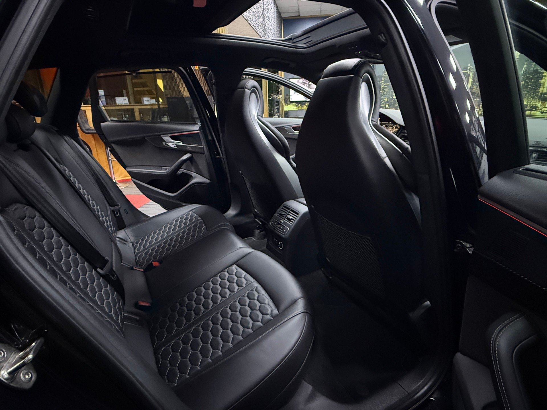 AUDI RS4 Avant 2.9 TFSI quattro tiptronic / Panorama / Carbon / CH Auto / Leasing ab 399.--image-16