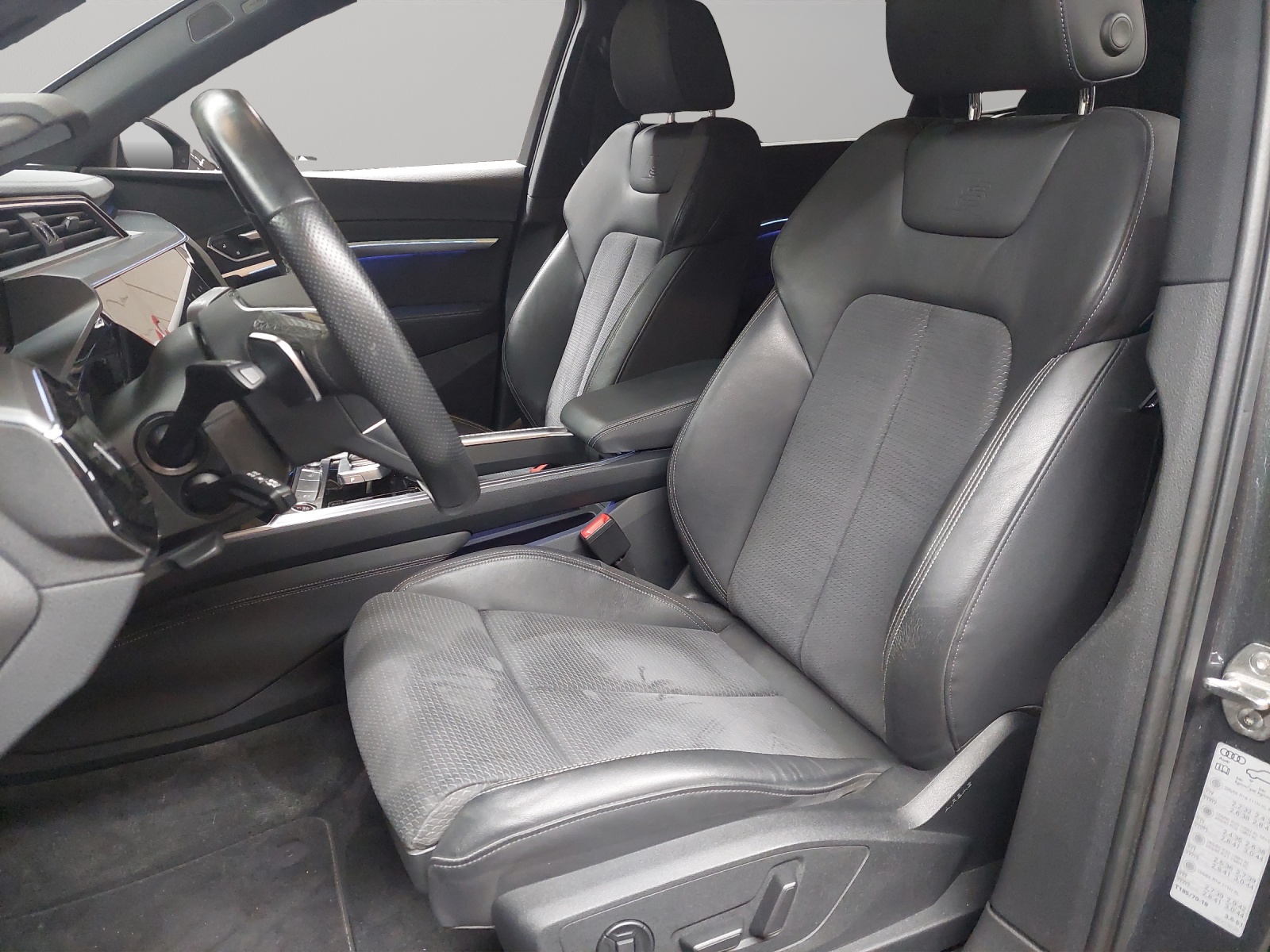 AUDI Q8 50 e-tron S line quattro-image-5