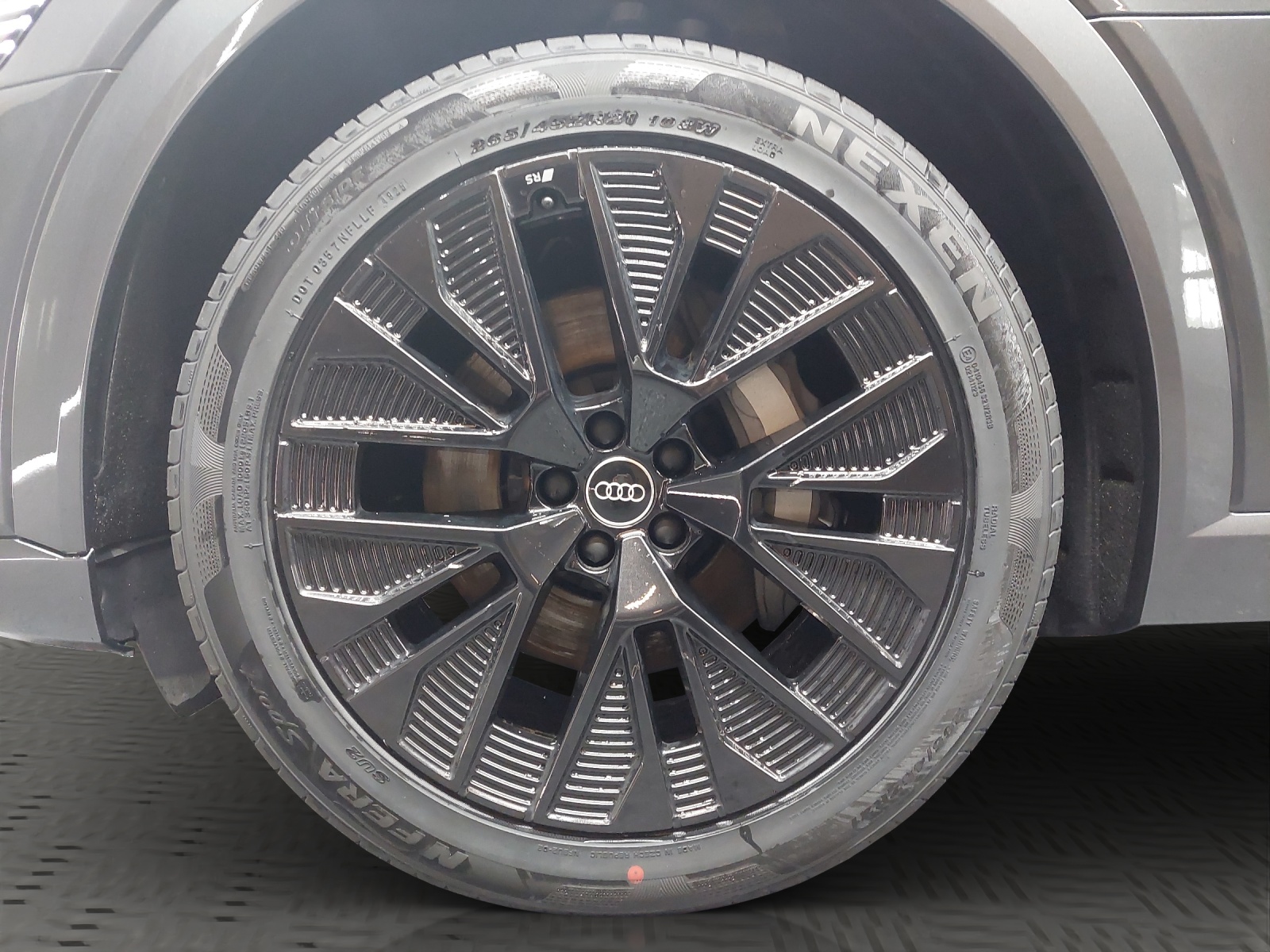 AUDI Q8 50 e-tron S line quattro-image-13