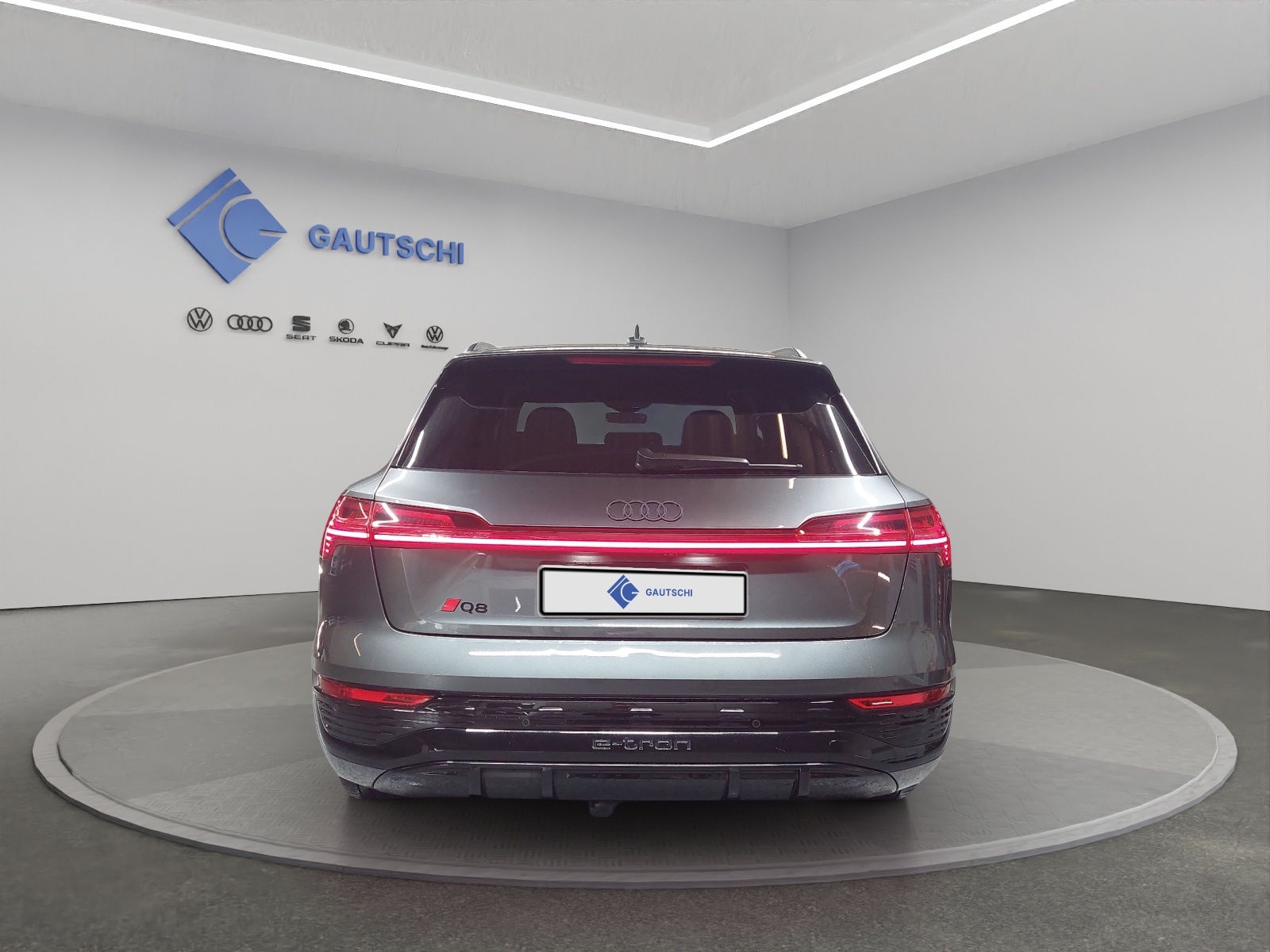 AUDI Q8 50 e-tron S line quattro-image-3