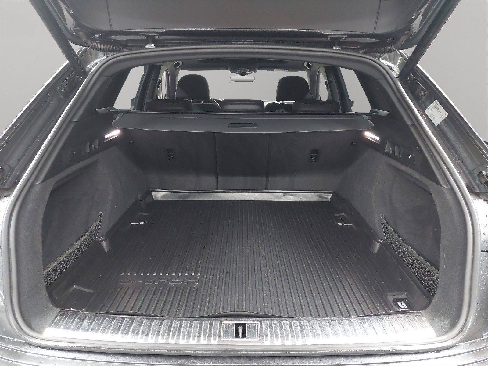 AUDI Q8 50 e-tron S line quattro-image-10