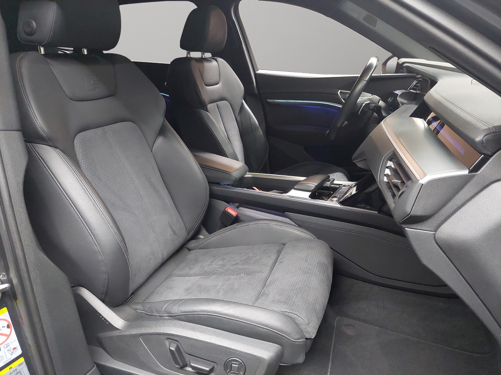 AUDI Q8 50 e-tron S line quattro-image-8