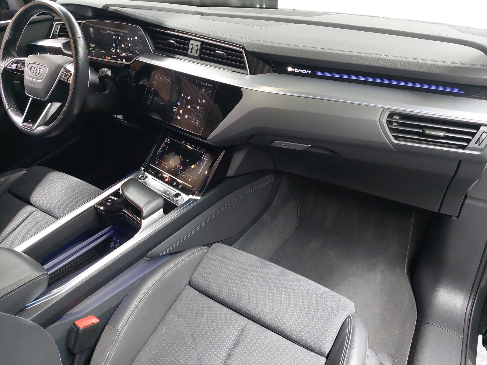 AUDI Q8 50 e-tron S line quattro-image-9