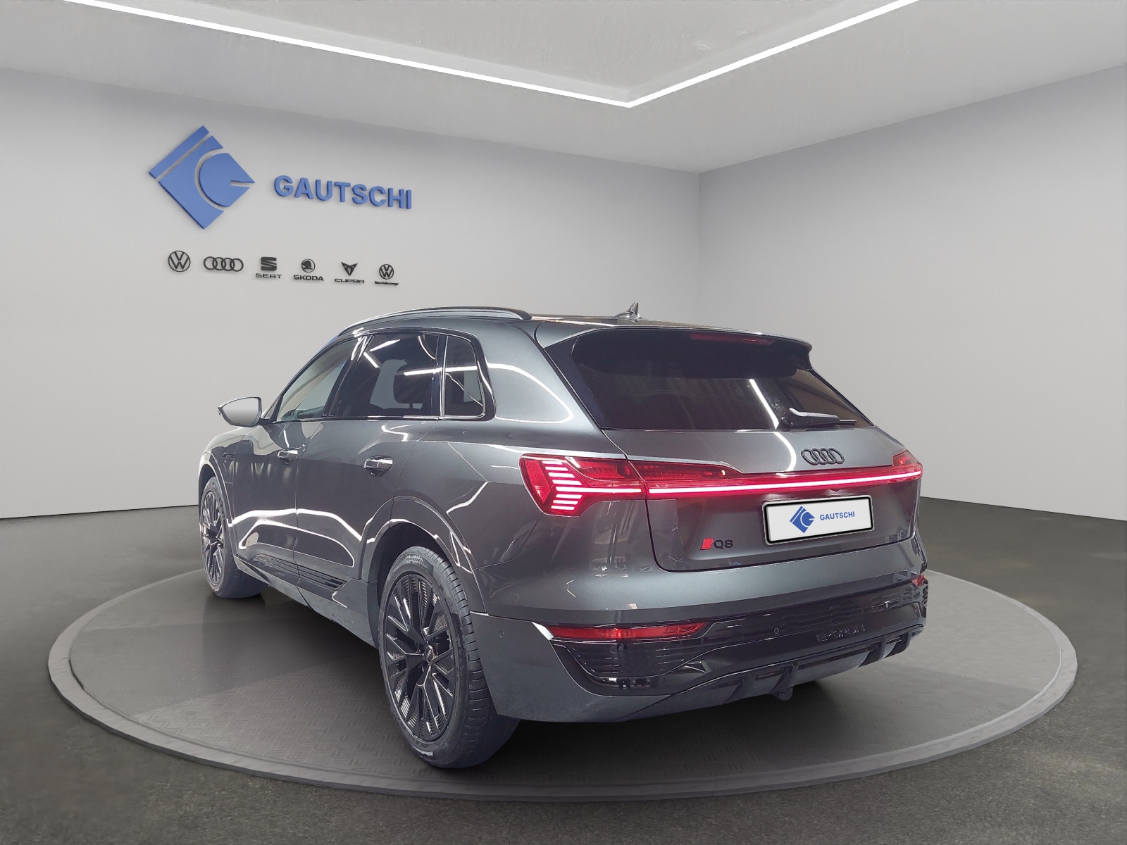 AUDI Q8 50 e-tron S line quattro-image-2