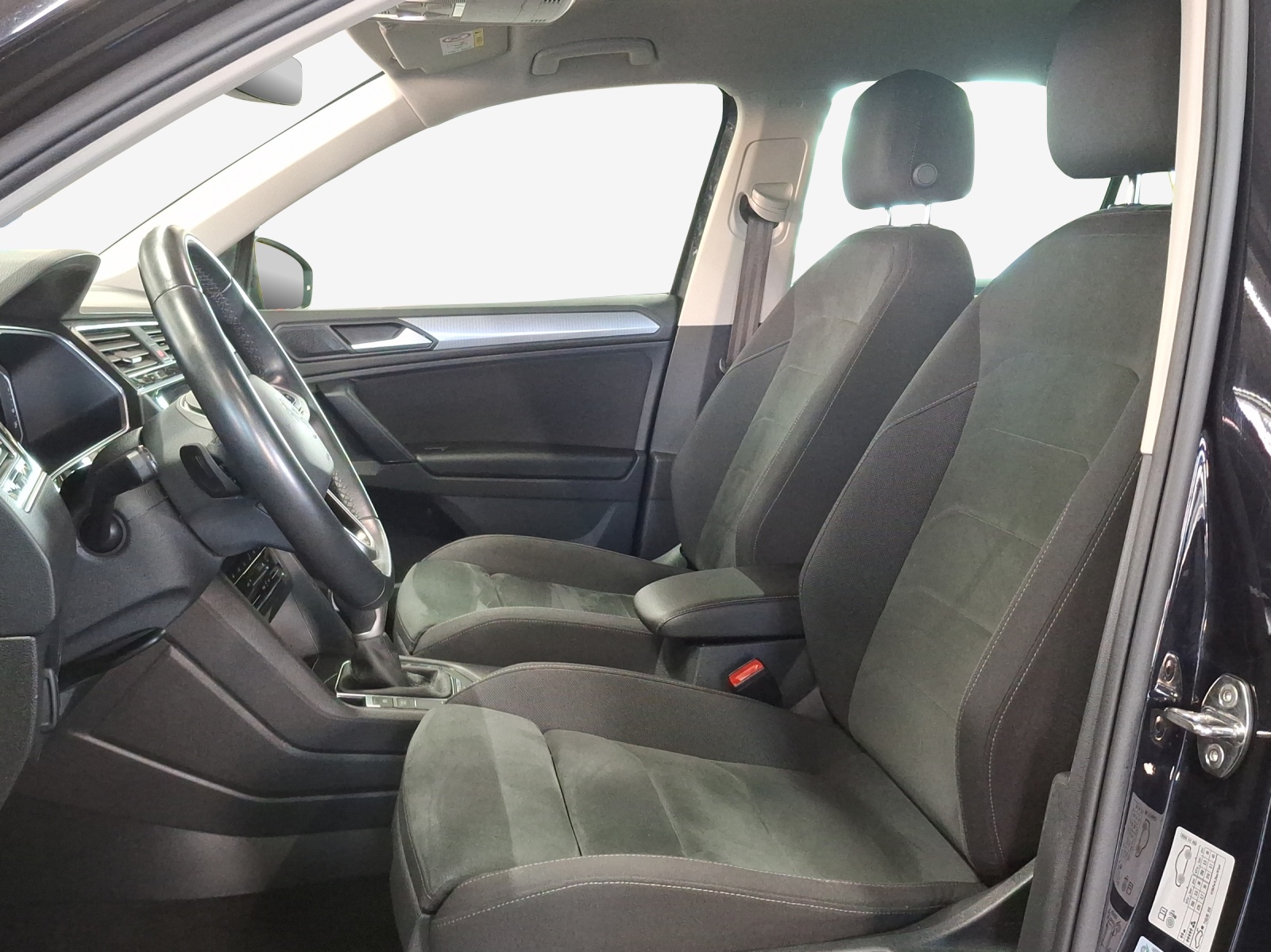 VW Tiguan 2.0 TDI SCR Life 4Motion DSG-image-7